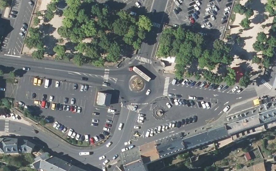 Vue aérienne du Rond-point anonyme n°24378405