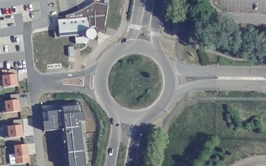 Vue aérienne du Rond-point anonyme n°243800867