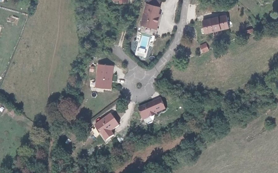 Vue aérienne du Rond-point anonyme n°243802075