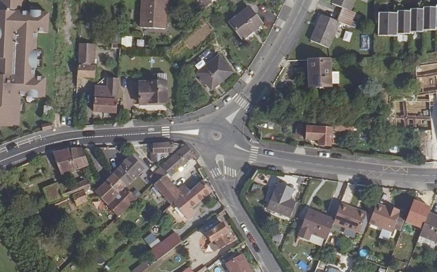 Vue aérienne du Rond-point anonyme n°243811131