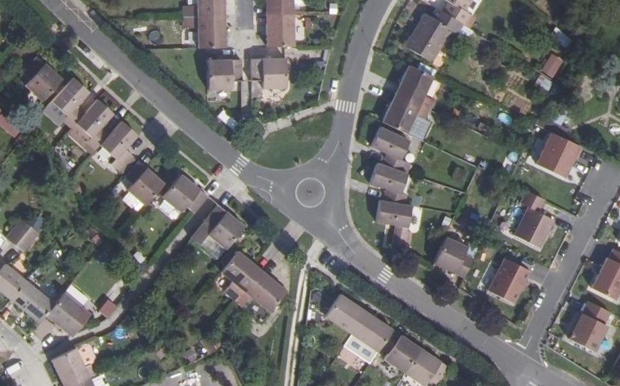 Vue aérienne du Rond-point anonyme n°243811146