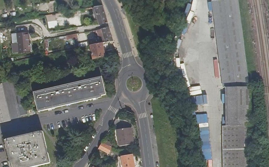 Vue aérienne du Rond-point anonyme n°243816818