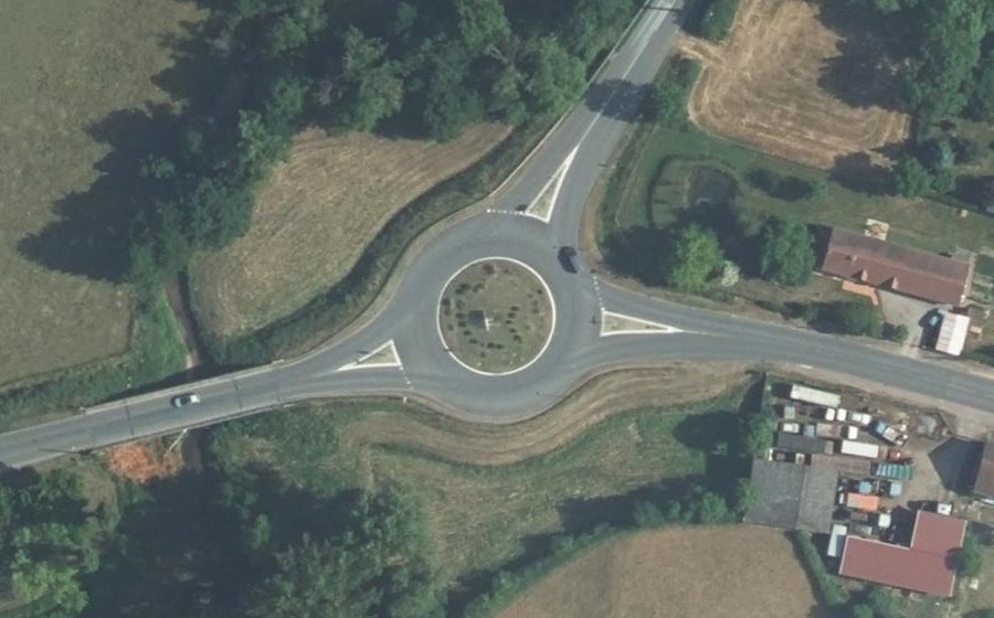 Vue aérienne du Rond-point anonyme n°24383838