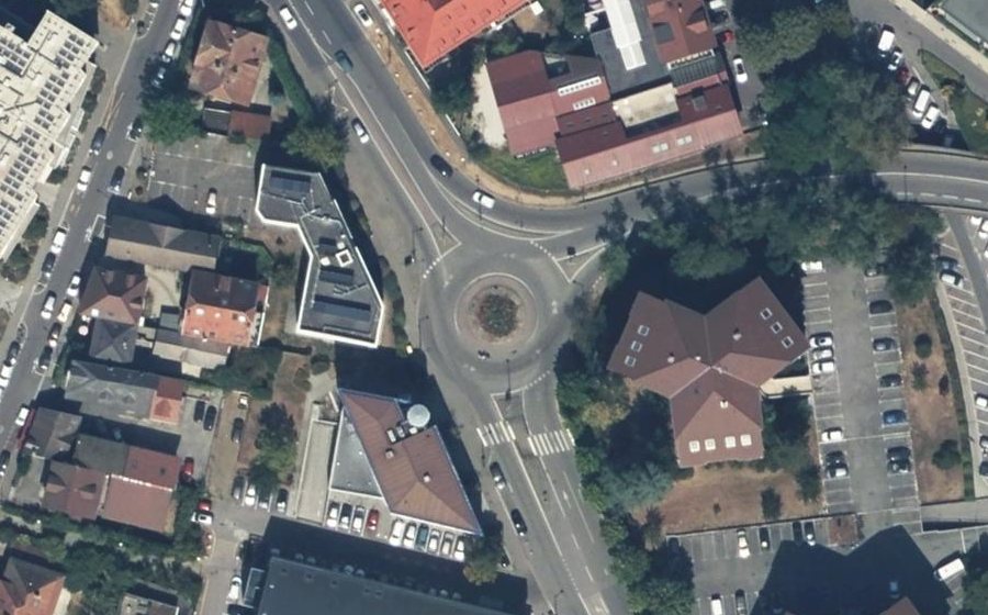 Vue aérienne du Rond-point anonyme n°243846551