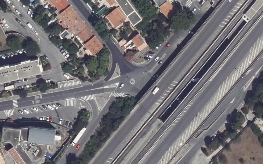 Vue aérienne du Rond-point anonyme n°24386781