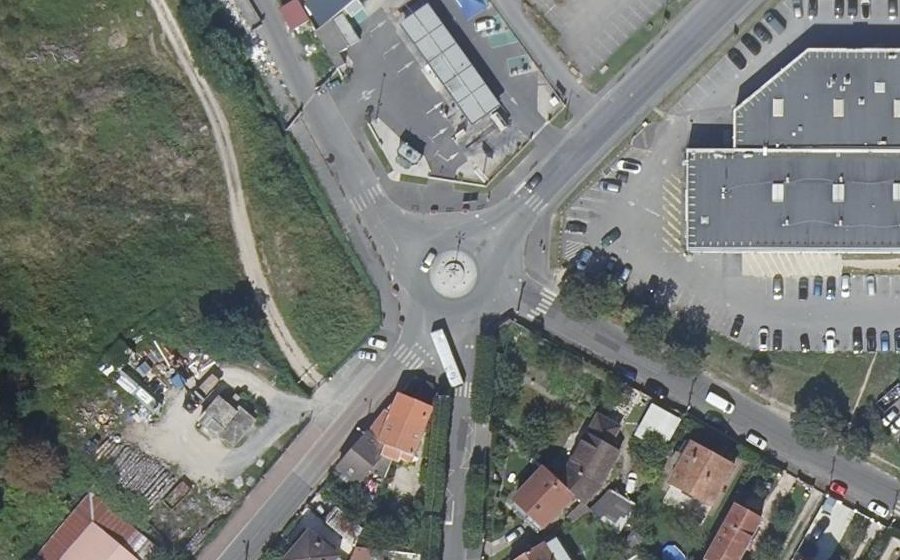 Vue aérienne du Rond-point anonyme n°243901800