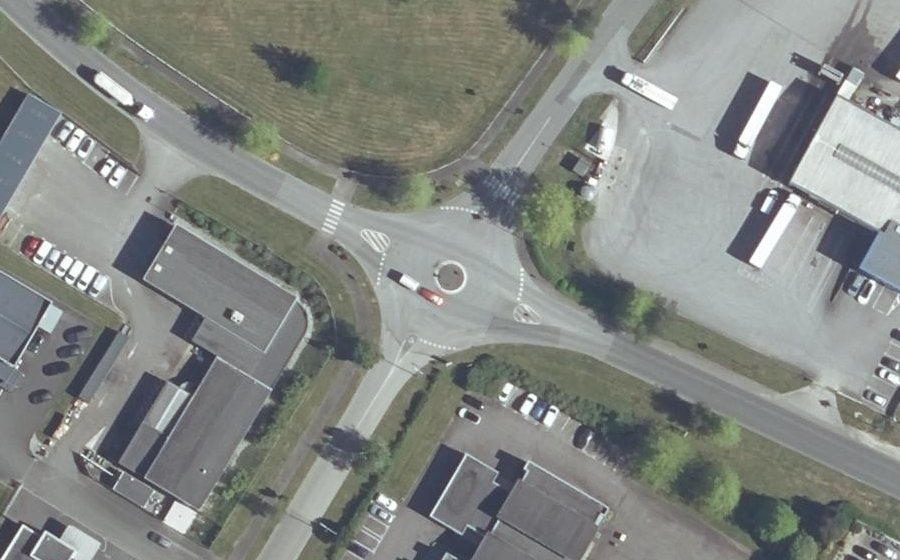 Vue aérienne du Rond-point anonyme n°243904591