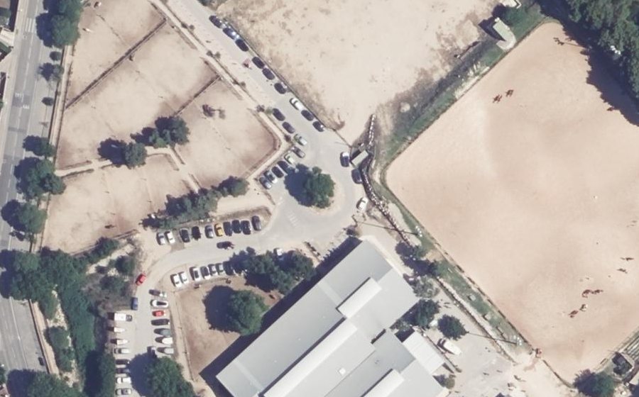 Vue aérienne du Rond-point anonyme n°243918526