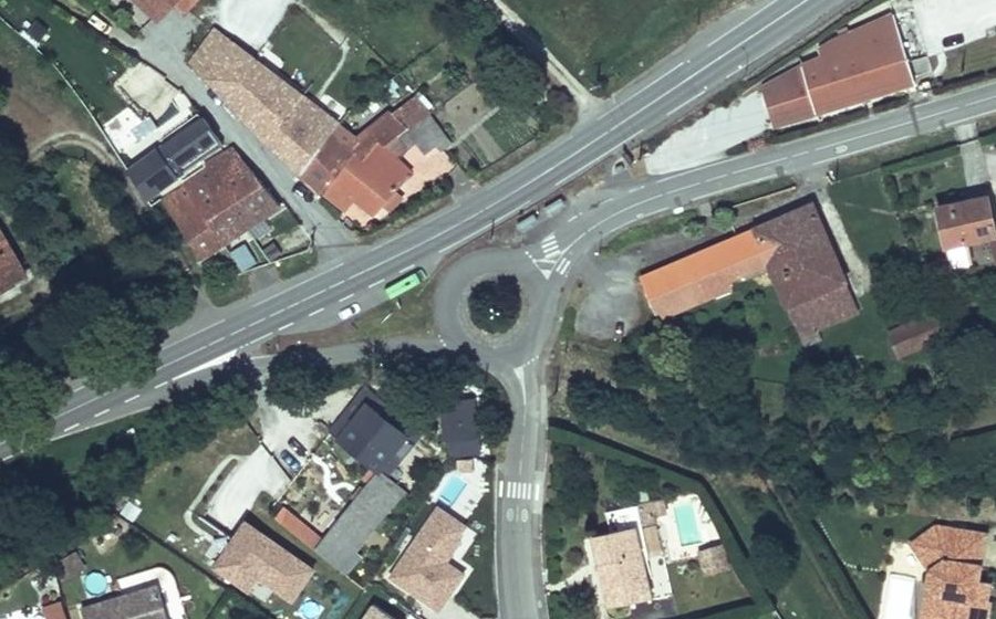 Vue aérienne du Rond-point anonyme n°24393572