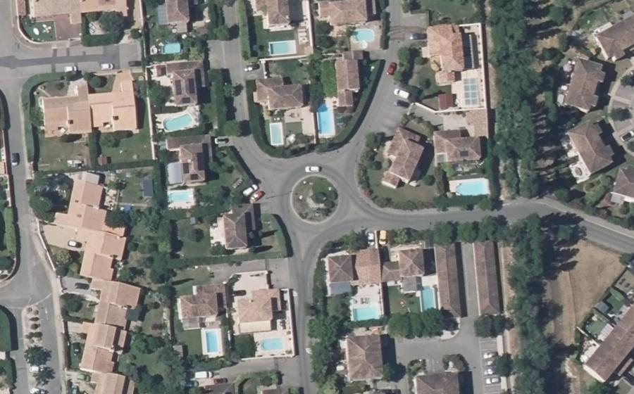 Vue aérienne du Rond-point anonyme n°243943670