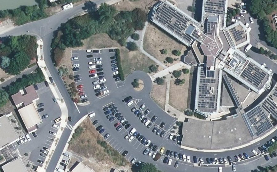 Vue aérienne du Rond-point anonyme n°243952344