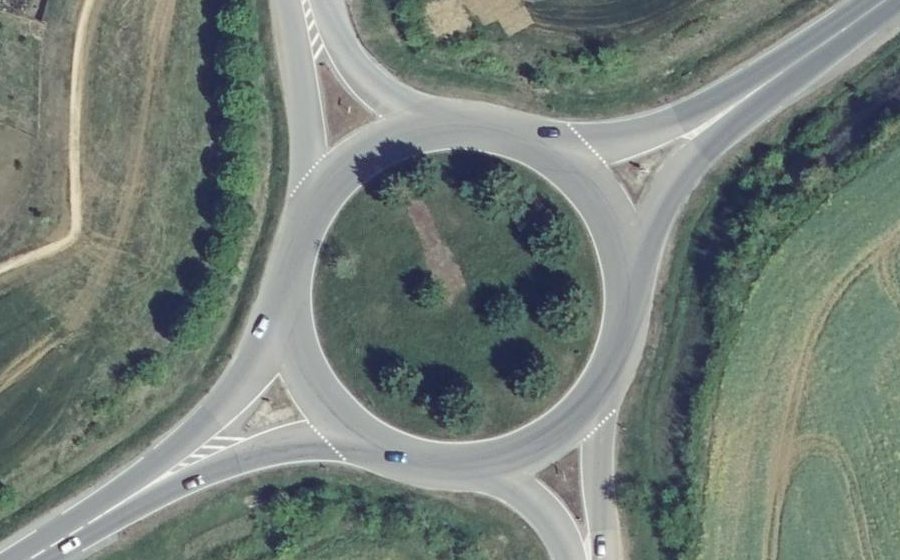 Vue aérienne du Rond-point anonyme n°24395678