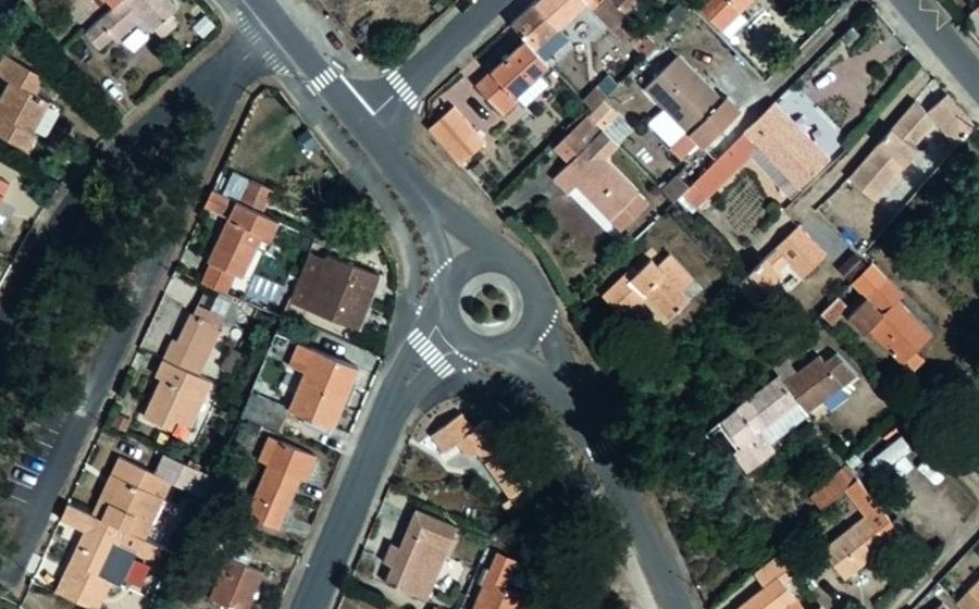 Vue aérienne du Rond-point anonyme n°24396645