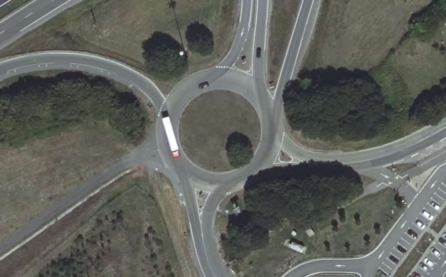 Vue aérienne du Rond-point anonyme n°24397388