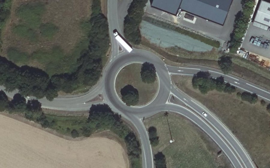 Vue aérienne du Rond-point anonyme n°24397390