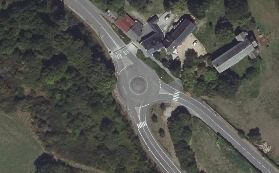 Vue aérienne du Rond-point anonyme n°24397530