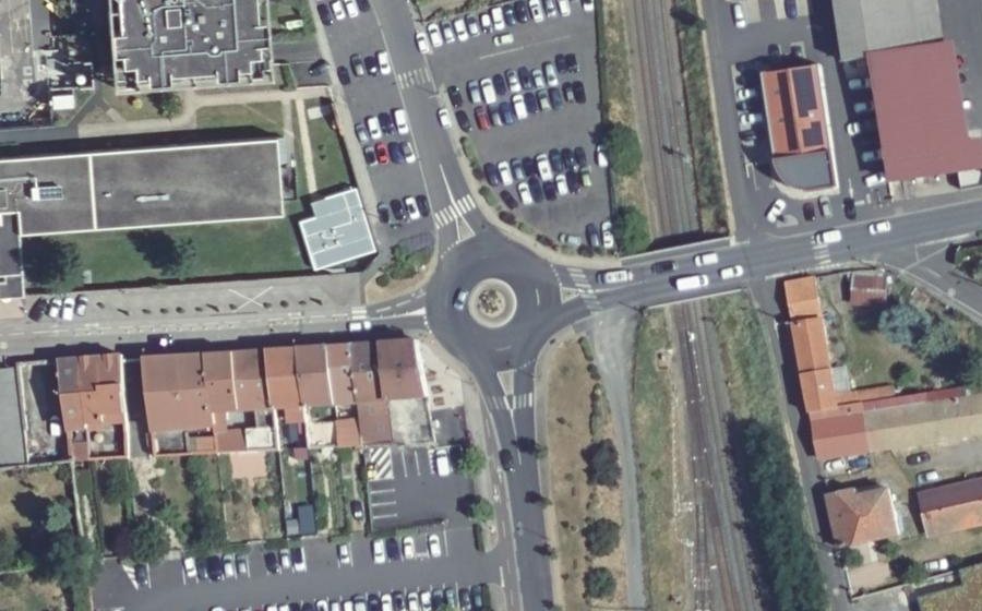 Vue aérienne du Rond-point anonyme n°243987273