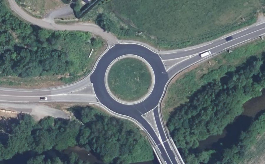 Vue aérienne du Rond-point anonyme n°24400799
