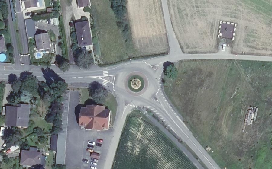 Vue aérienne du Rond-point anonyme n°24402831
