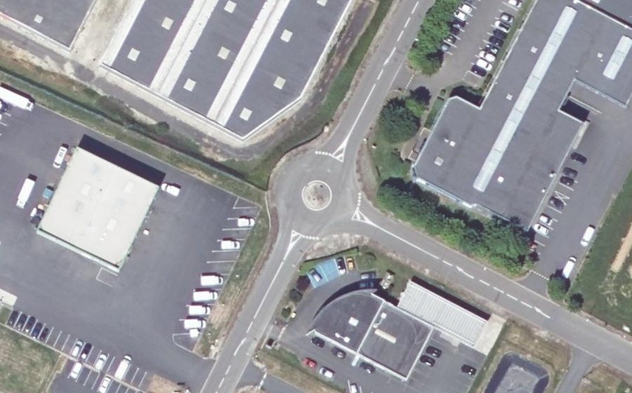 Vue aérienne du Rond-point anonyme n°24406453