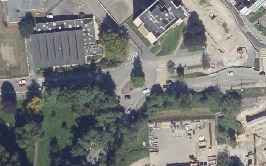 Vue aérienne du Rond-point anonyme n°244078423