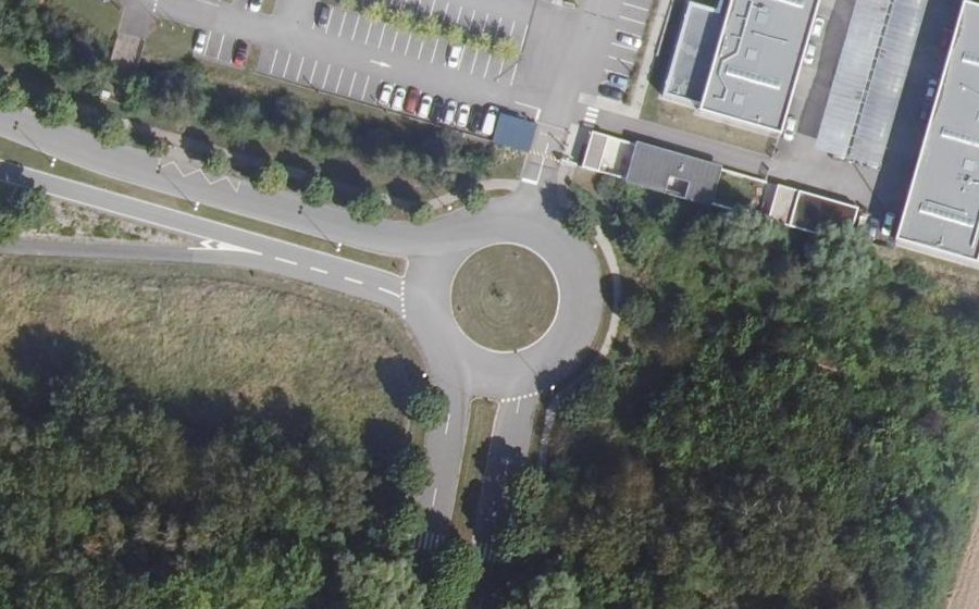 Vue aérienne du Rond-point anonyme n°24412917