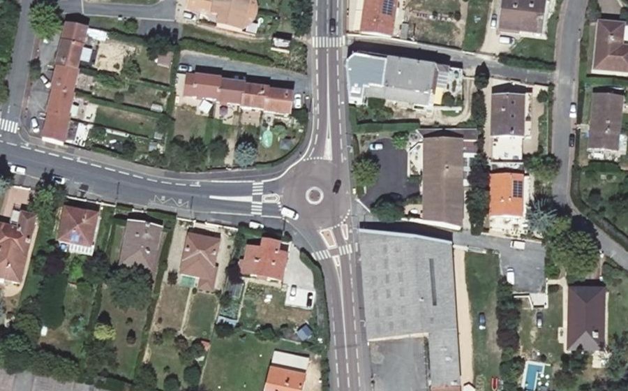 Vue aérienne du Rond-point anonyme n°244154829