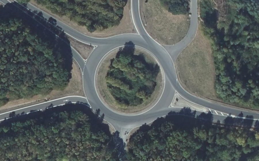 Vue aérienne du Rond-point anonyme n°24416862