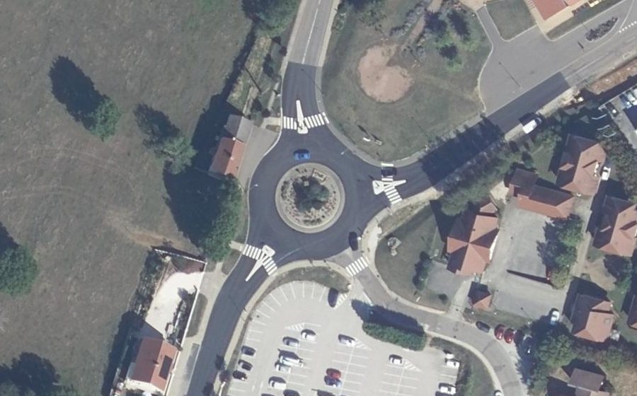 Vue aérienne du Rond-point anonyme n°24418735