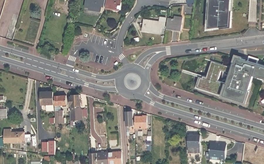 Vue aérienne du Rond-point anonyme n°24419470