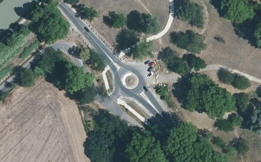Vue aérienne du Rond-point anonyme n°244196248