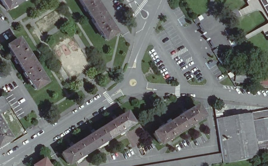 Vue aérienne du Rond-point anonyme n°24421792