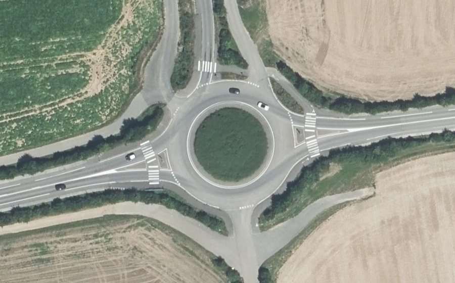 Vue aérienne du Rond-point anonyme n°244223276