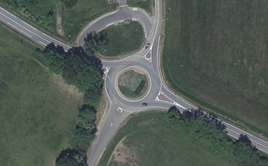 Vue aérienne du Rond-point anonyme n°244261464