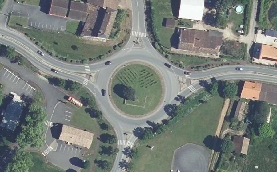 Vue aérienne du Rond-point anonyme n°24428564
