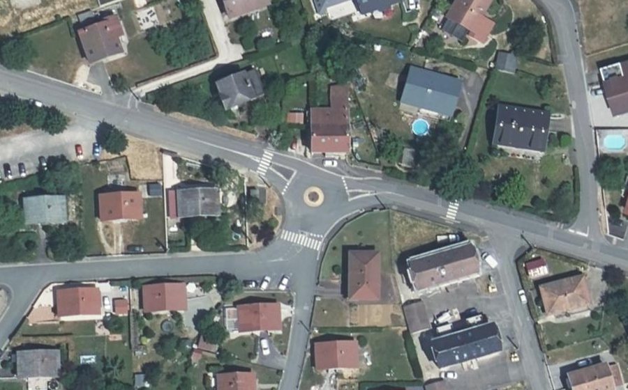 Vue aérienne du Rond-point anonyme n°244285960