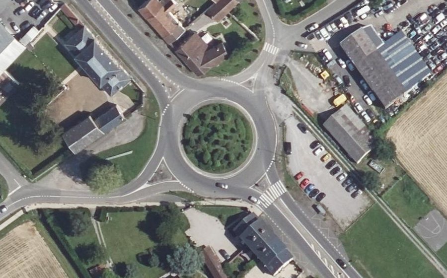 Vue aérienne du Rond-point anonyme n°24431740