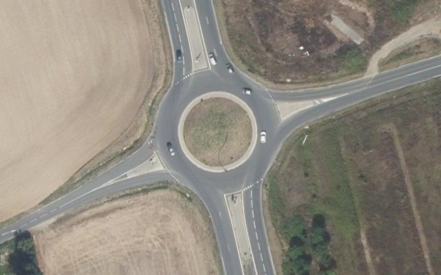 Vue aérienne du Rond-point anonyme n°24431743
