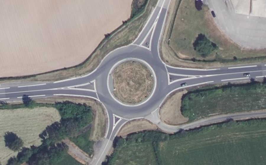 Vue aérienne du Rond-point anonyme n°24432119
