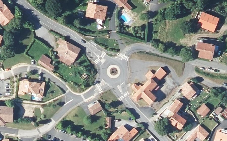 Vue aérienne du Rond-point anonyme n°244323708