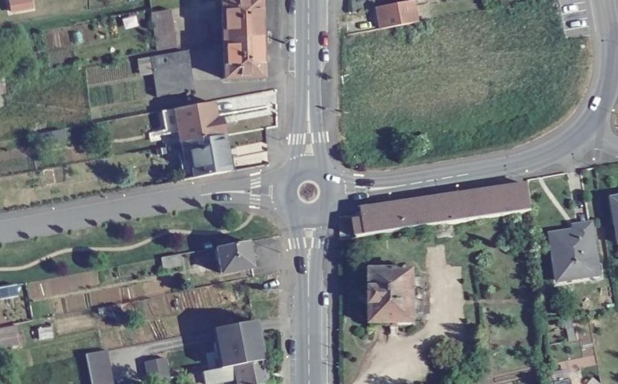 Vue aérienne du Rond-point anonyme n°244335946