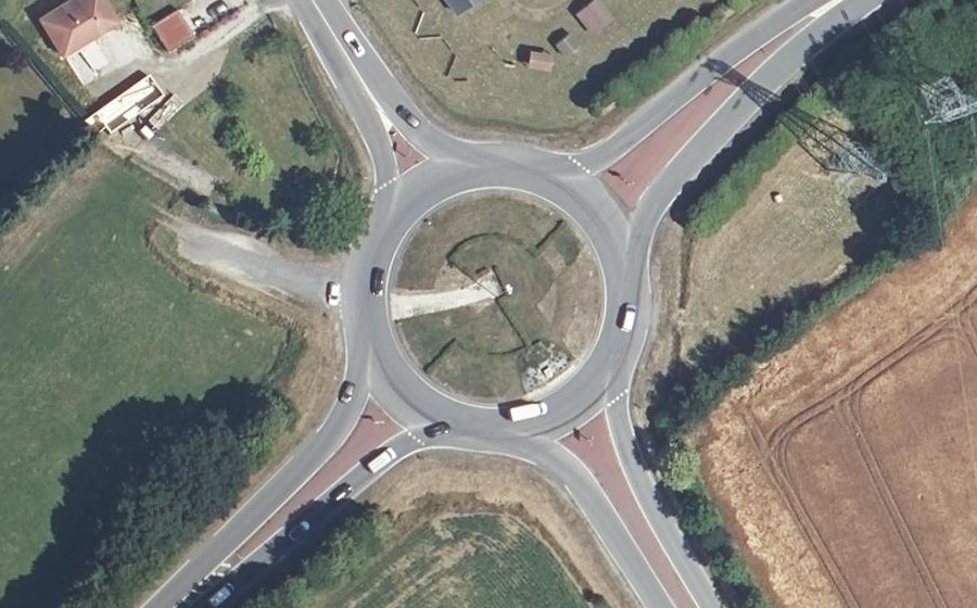 Vue aérienne du Rond-point anonyme n°24433750
