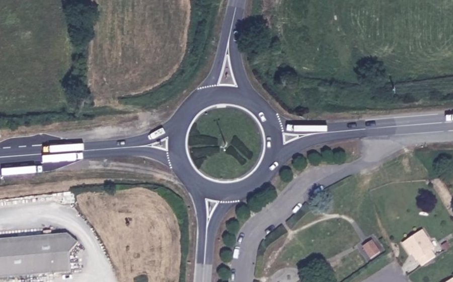 Vue aérienne du Rond-point anonyme n°24434186