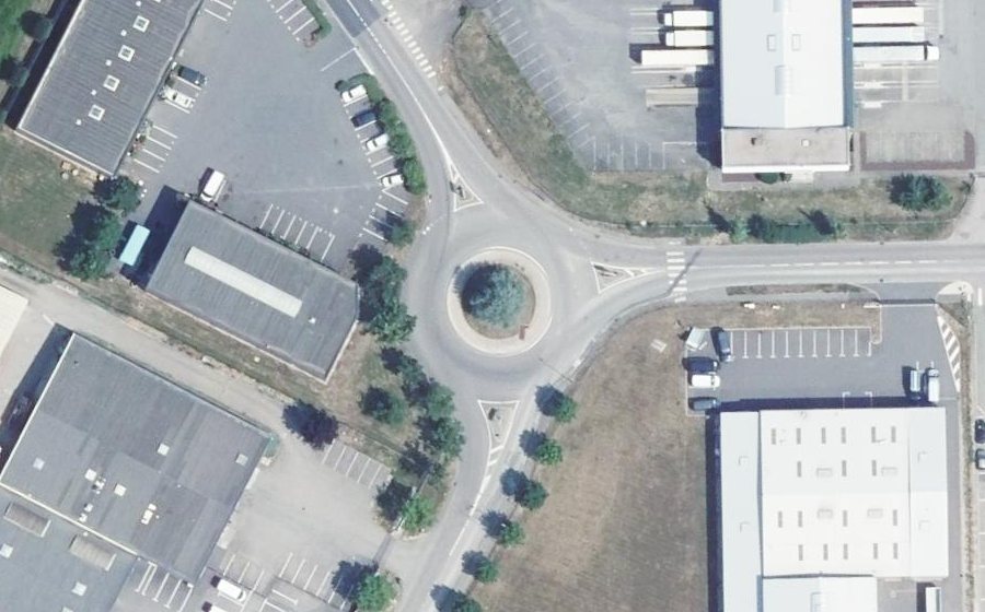Vue aérienne du Rond-point anonyme n°244348445