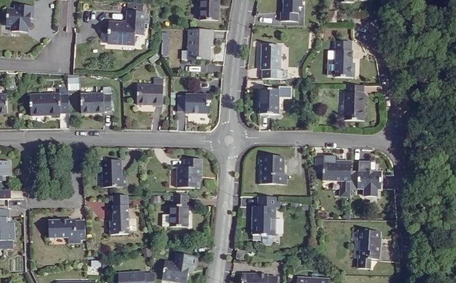 Vue aérienne du Rond-point anonyme n°244380159