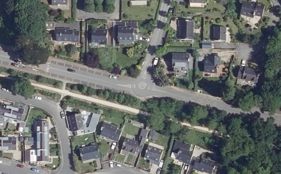 Vue aérienne du Rond-point anonyme n°244380161