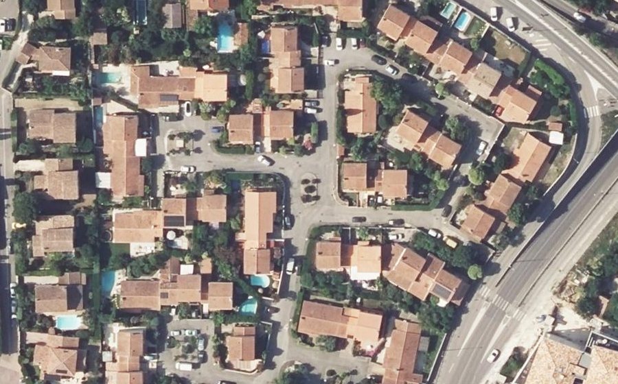 Vue aérienne du Rond-point anonyme n°244383821