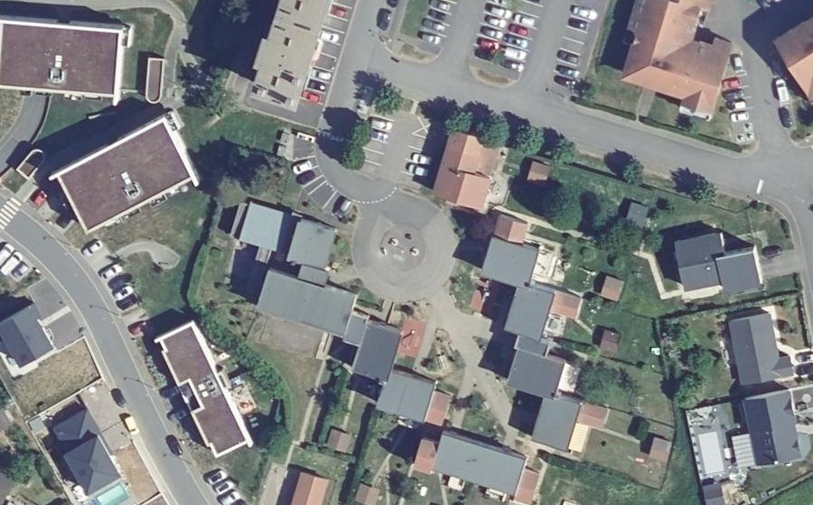 Vue aérienne du Rond-point anonyme n°244394942