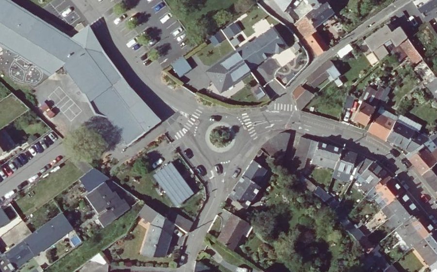 Vue aérienne du Rond-point anonyme n°244426120