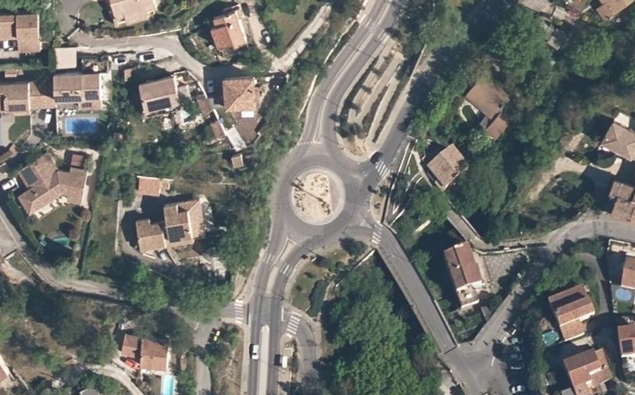 Vue aérienne du Rond-point anonyme n°24443249